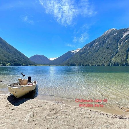 Private 2 Bedrooms Suite Near Hwy 1, Cultus Lake, Heritage Park, Fishing, Coliseum Chilliwack Dış mekan fotoğraf